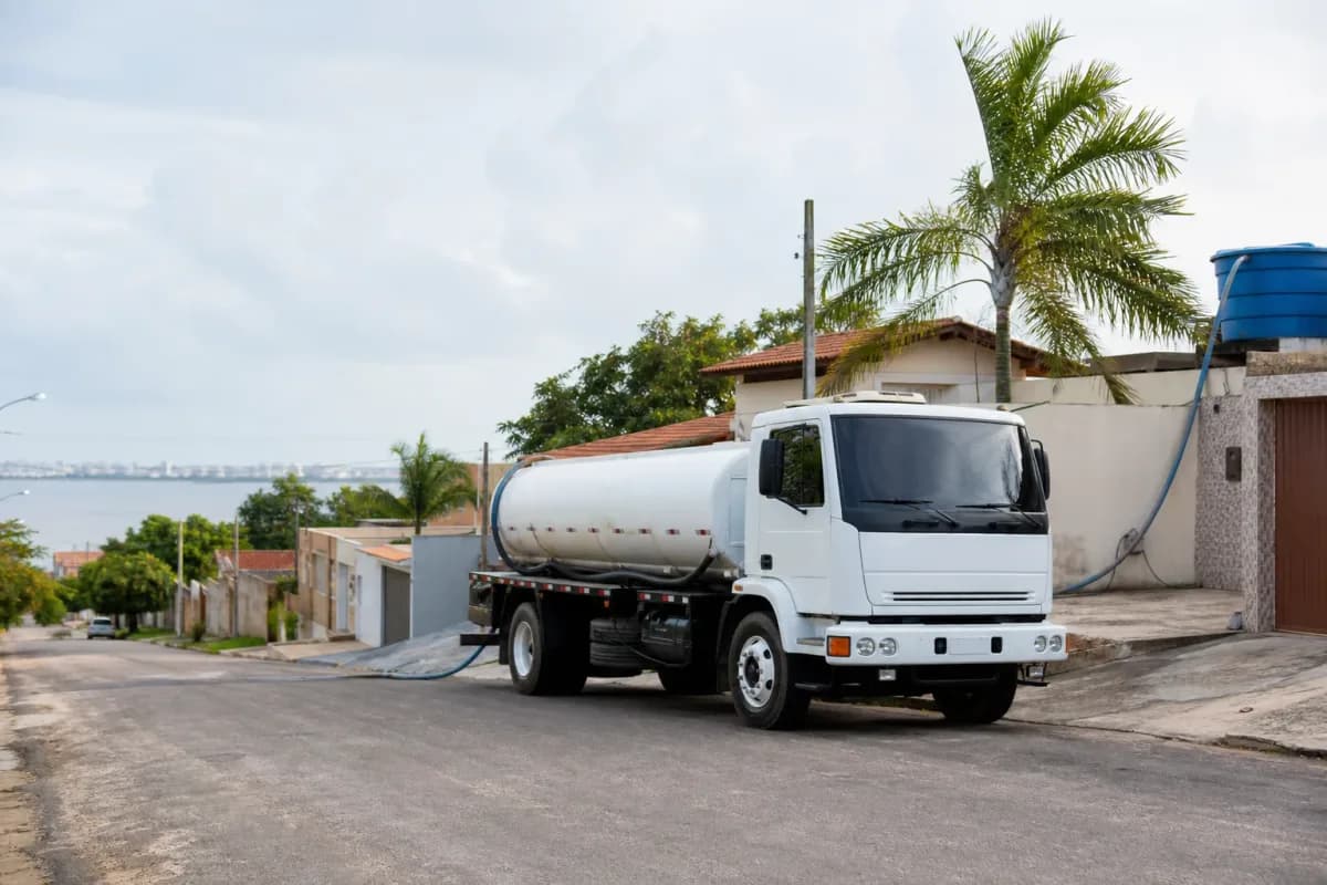Caminhão pipa DF fazendo entrega de água — Caminhão Pipa DF